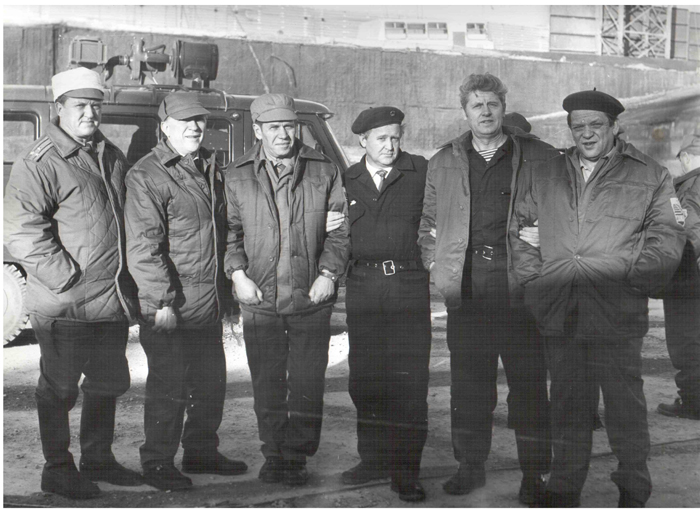 Фотография на память о совместной работе. В.С.Колдин, П.В.Жданов, Ю.М.Савинов, В.С.Кармачев, В.Н.Хапренко, В.И.Рудаков Чернобыль. Декабрь 1986 года.